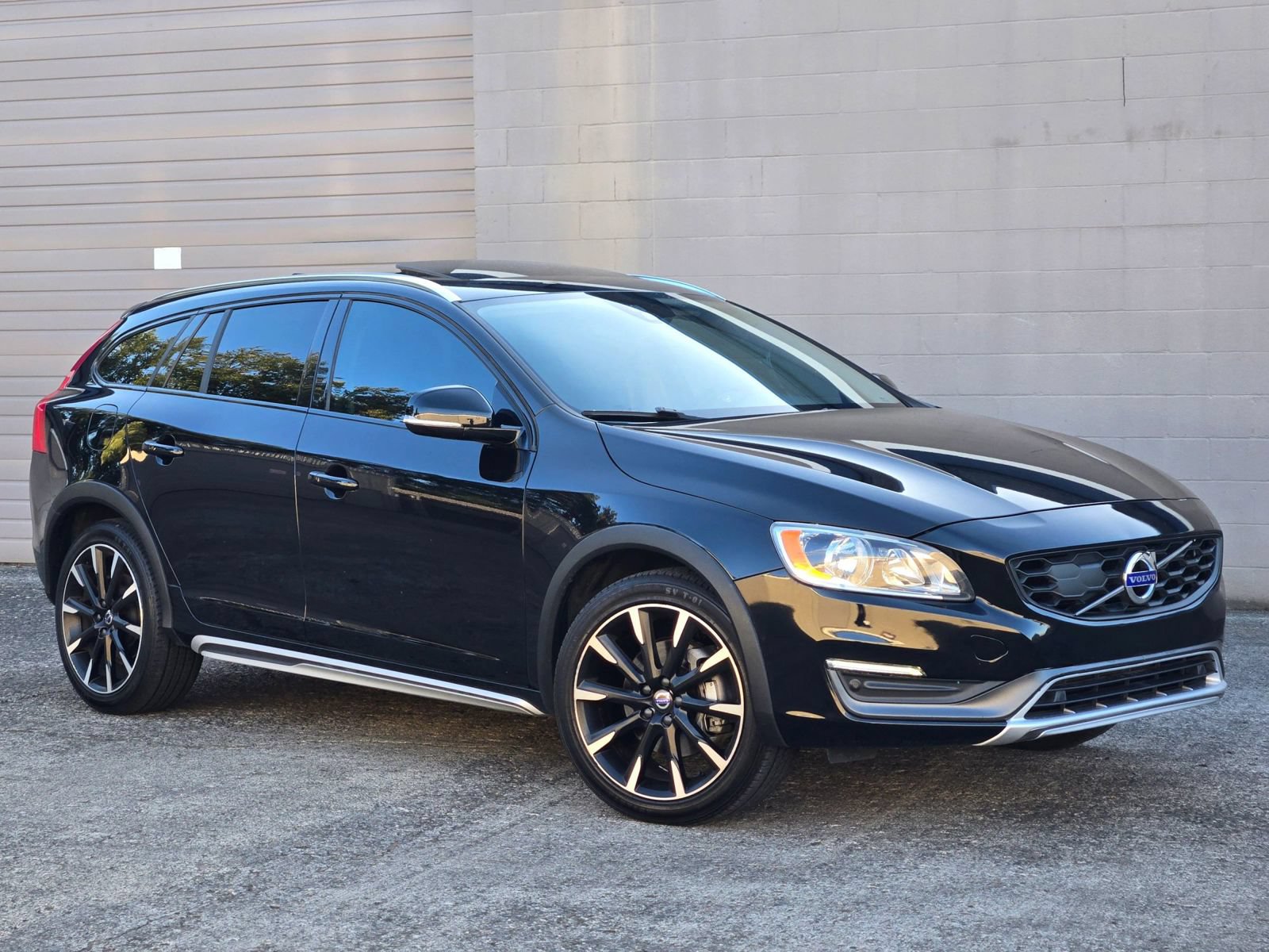 Used 2016 Volvo V60 T5 Cross Country w/ Convenience Package AWD/4WD image 1