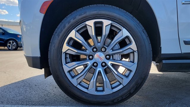 Used 2021 GMC Yukon XL Denali w/ Denali Premium Package image 10