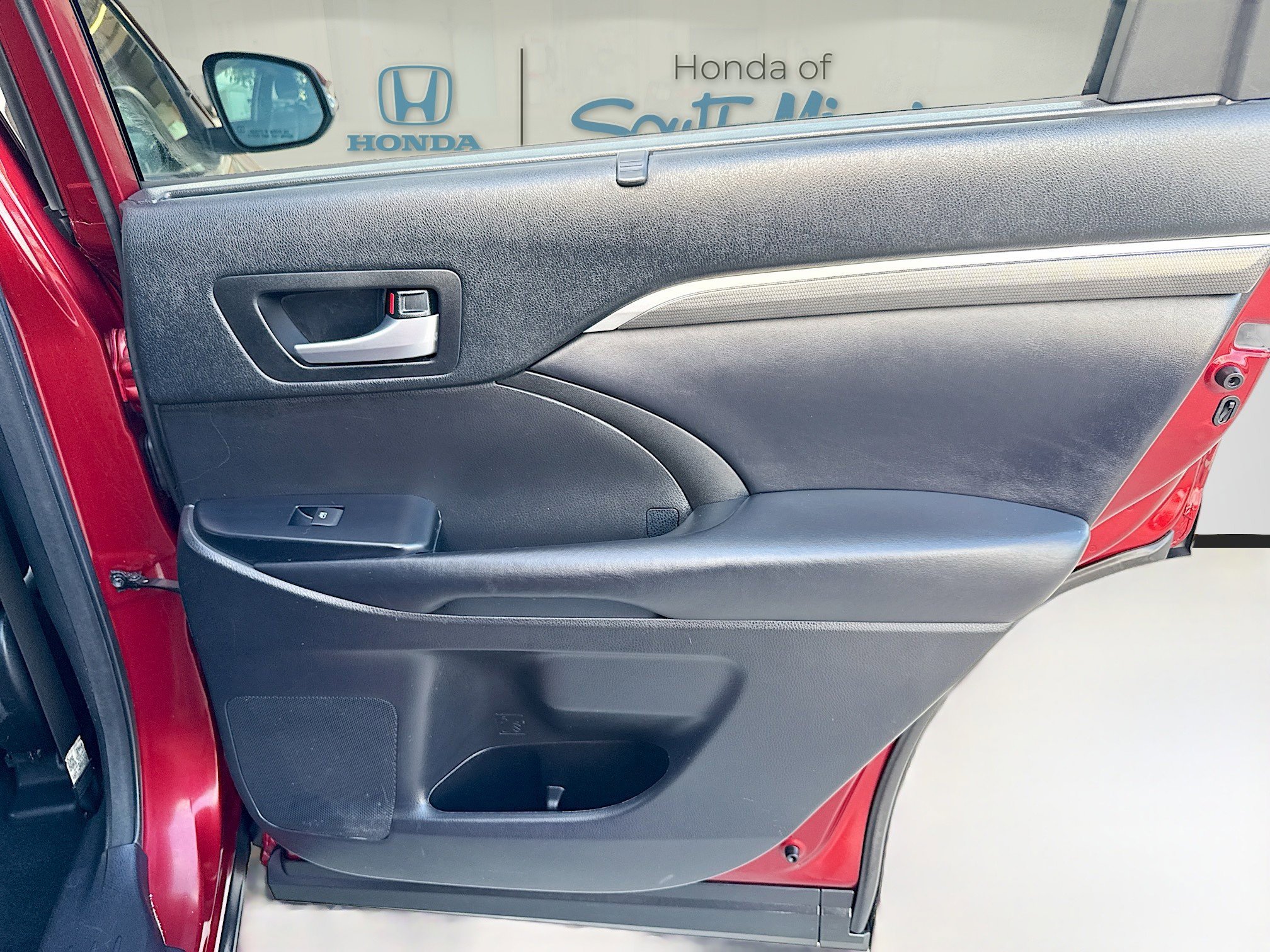 Used 2018 Toyota Highlander SE image 33