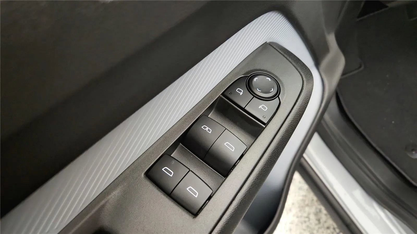 New 2027 Chevrolet Bolt LT w/ Comfort Package image 30