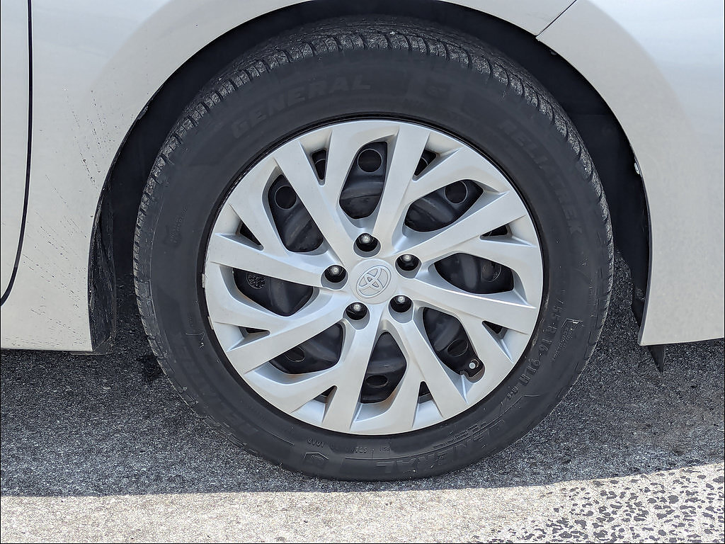Used 2017 Toyota Corolla LE FWD image 9