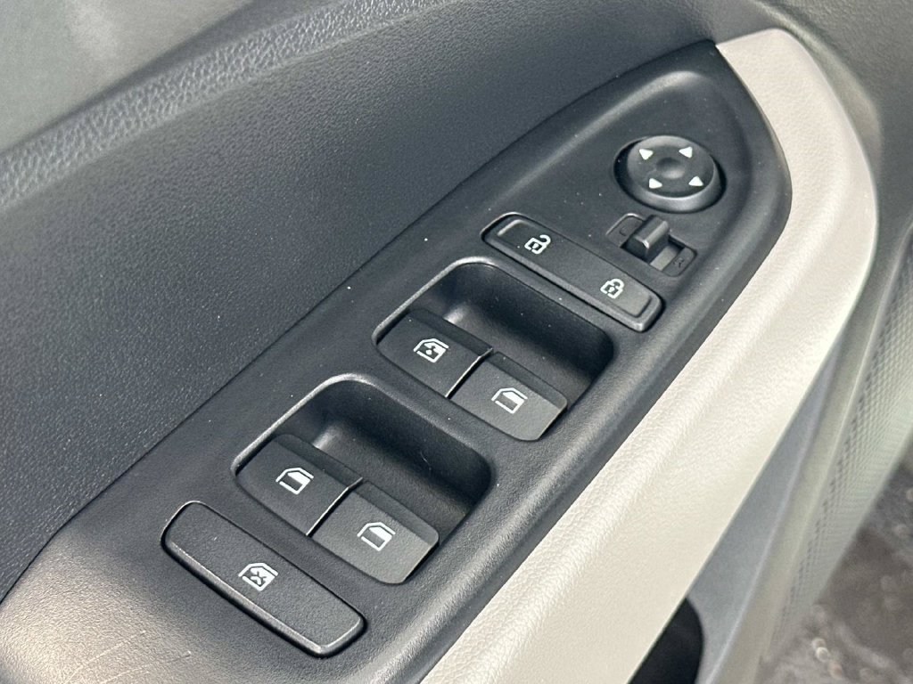 Used 2025 Hyundai Venue SEL FWD image 24