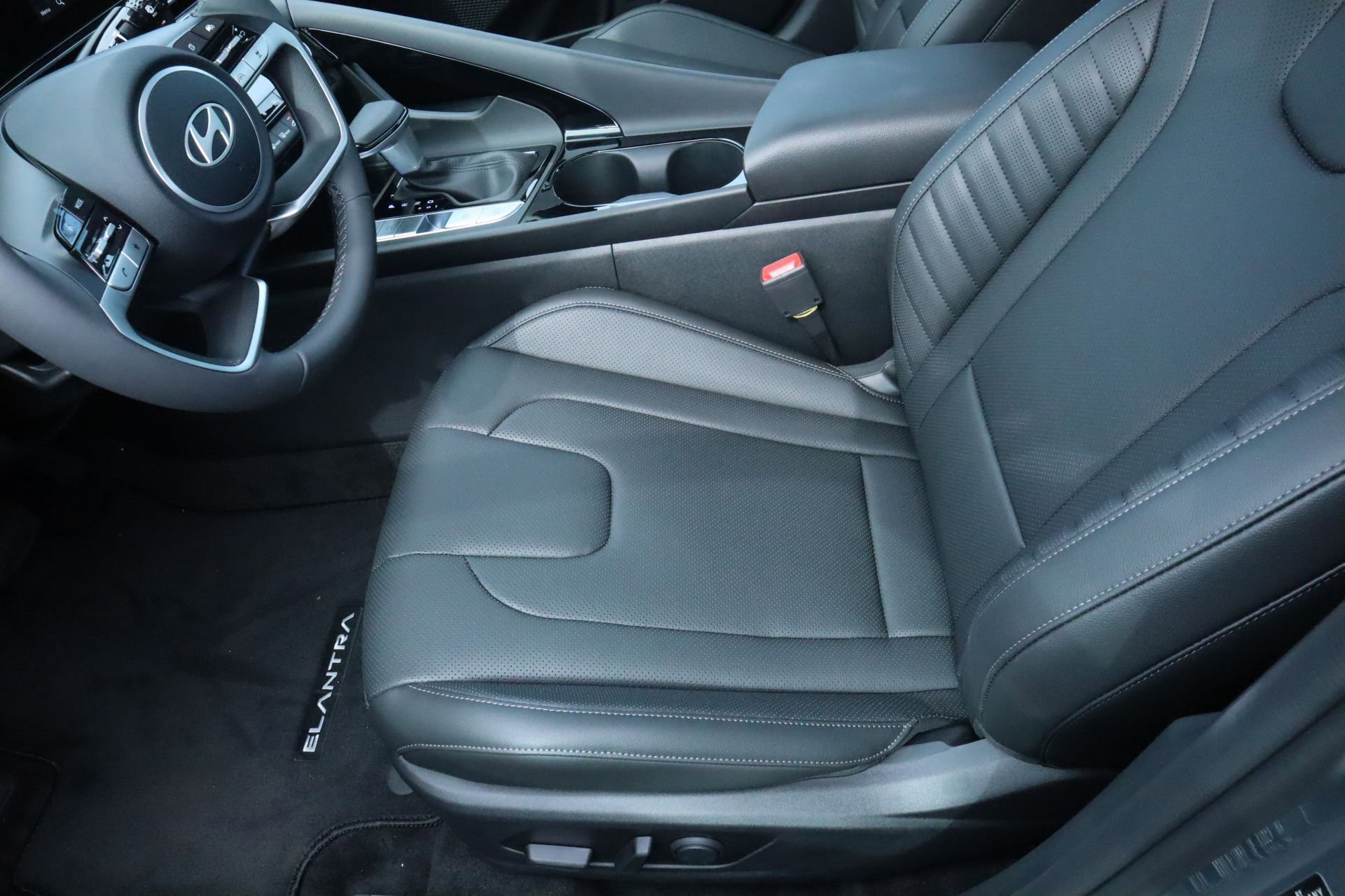 New 2025 Hyundai Elantra Limited image 17