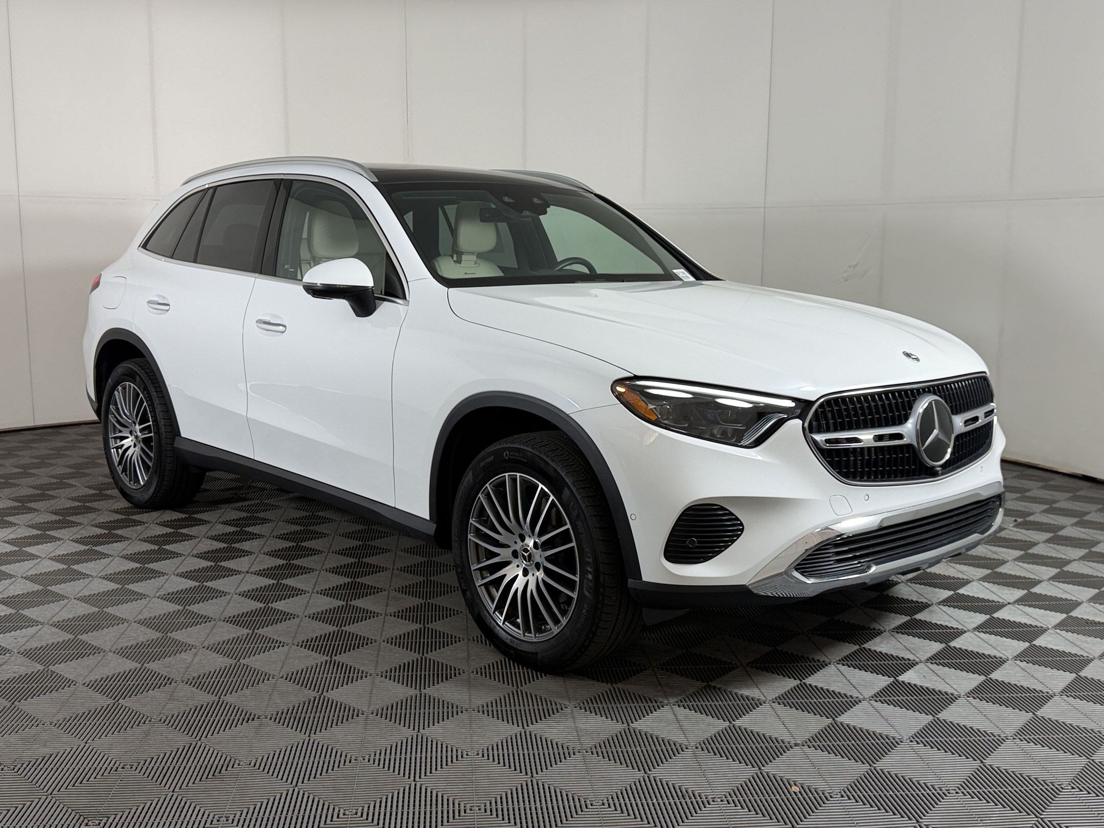 Used 2024 Mercedes-Benz GLC 300 4MATIC image 7