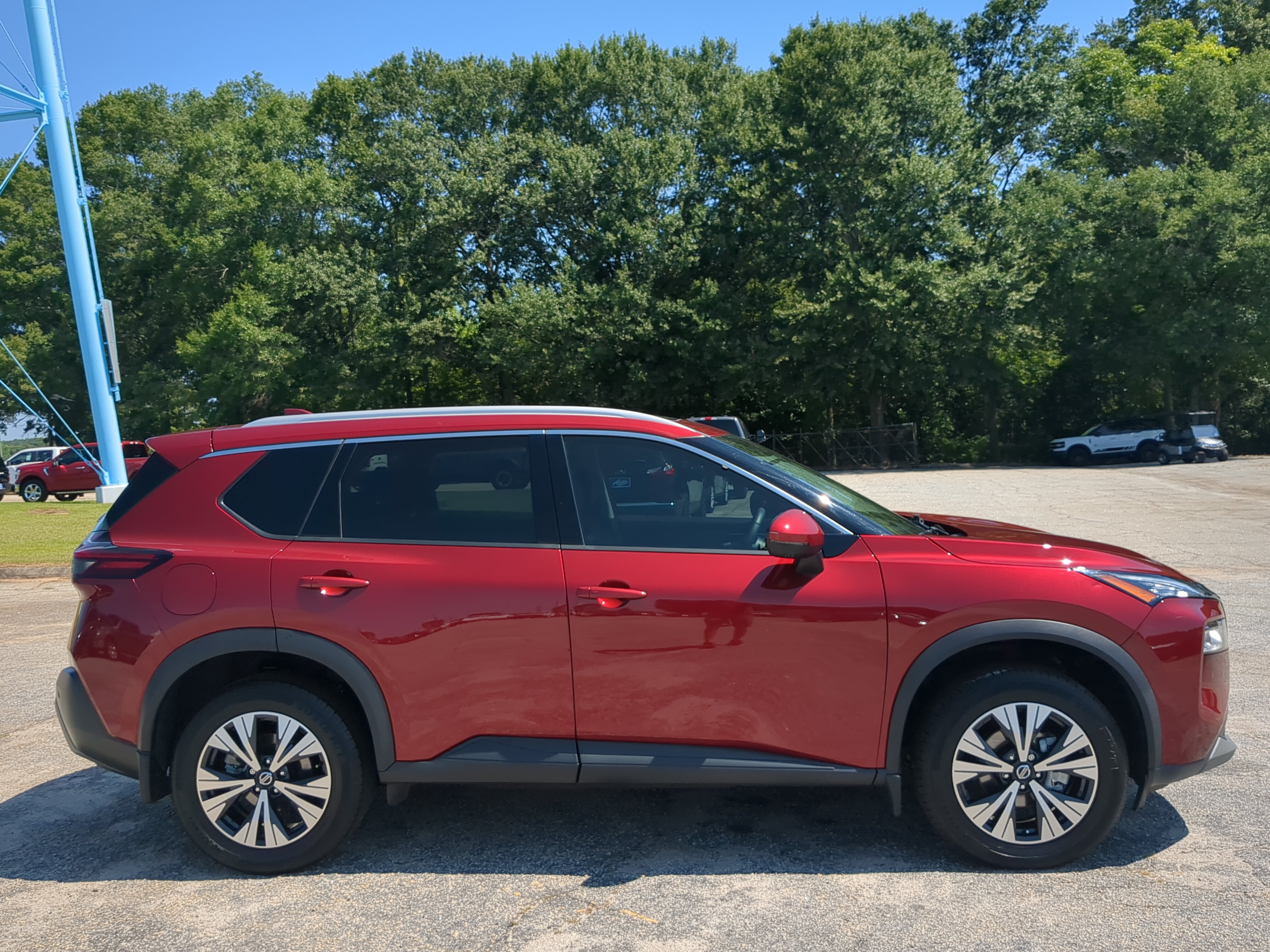 Used 2021 Nissan Rogue SV w/ Premium Package FWD image 2