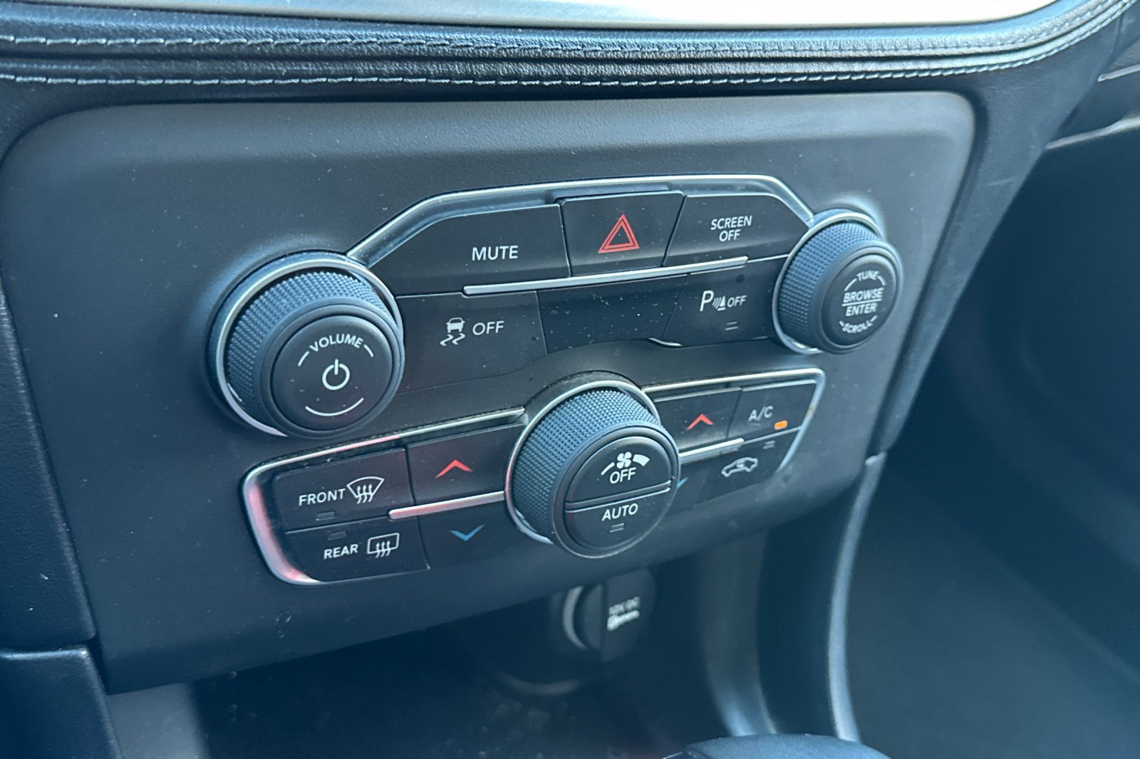 Used 2019 Dodge Charger SXT w/ Plus Group RWD image 27