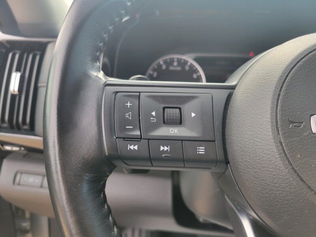 Used 2025 Nissan Pathfinder SV FWD image 14