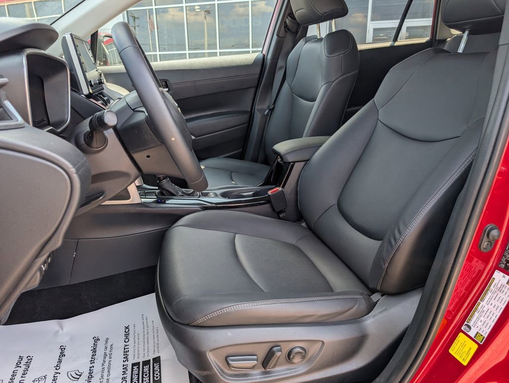 Used 2022 Toyota Corolla Cross XLE w/ Convenience Package FWD image 11