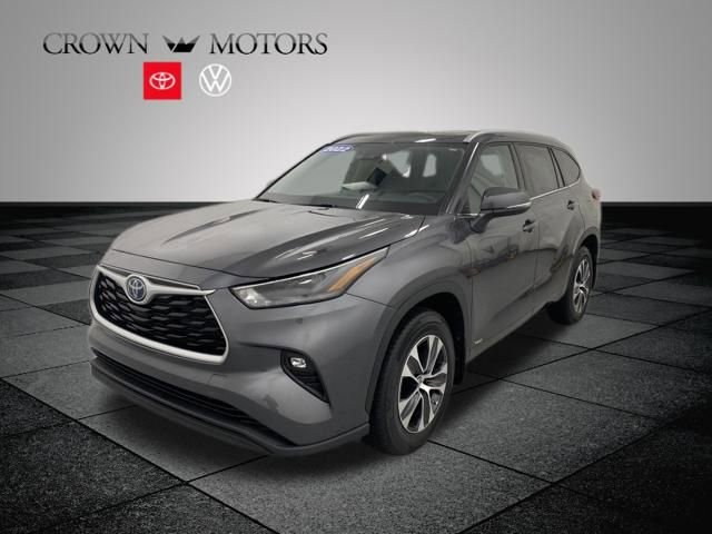 Used 2022 Toyota Highlander XLE image 3
