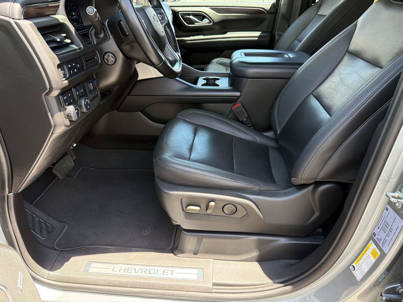 Used 2023 Chevrolet Suburban LT w/ Luxury Package AWD/4WD image 4