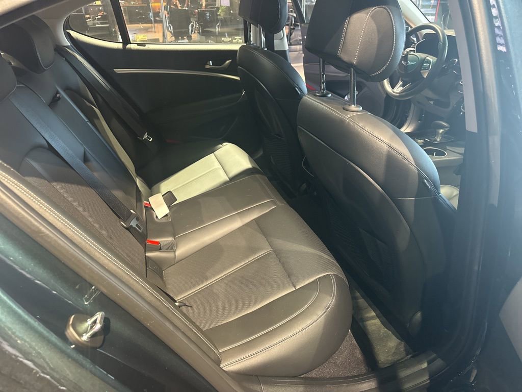 Used 2023 Genesis G70 2.0T image 6