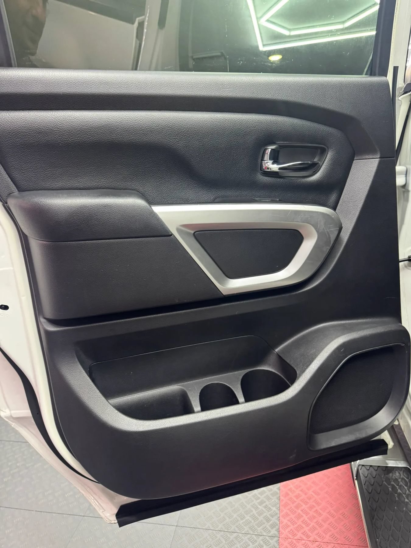 Used 2017 Nissan Titan SV RWD image 17