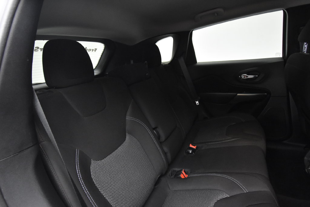 Used 2020 Jeep Cherokee Latitude FWD image 18
