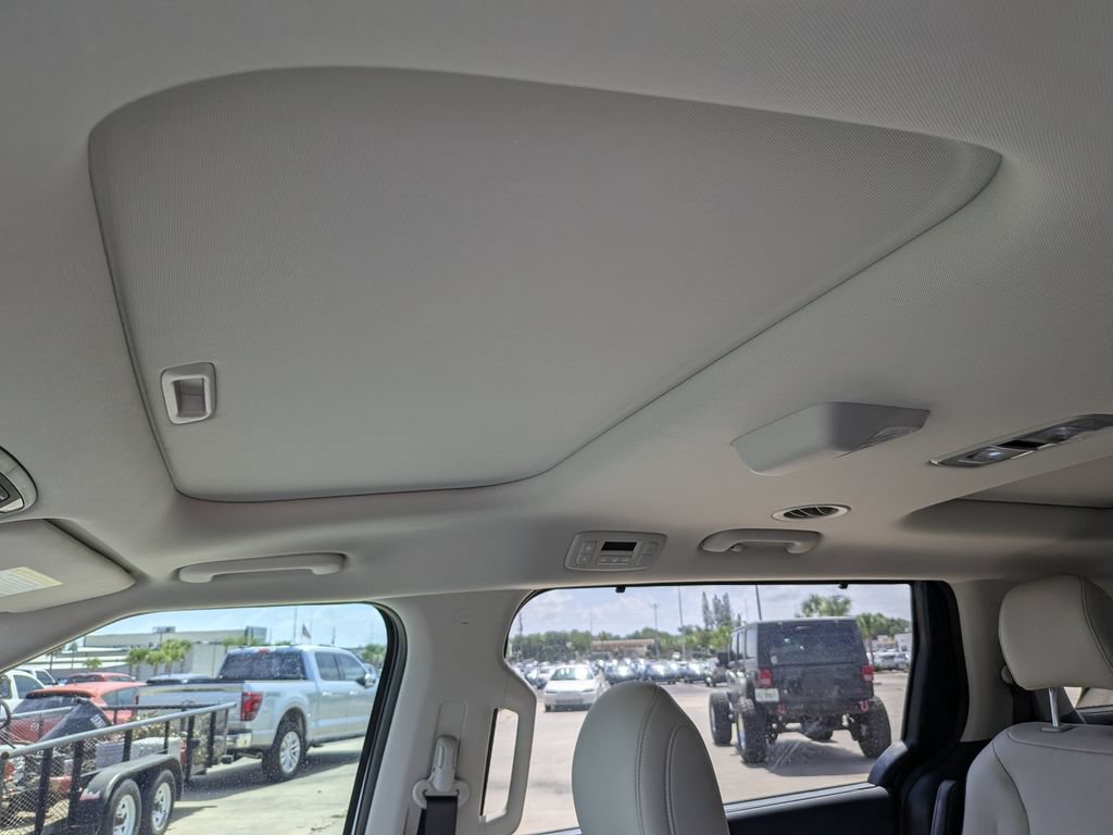 Certified 2026 Kia Carnival SX FWD image 25