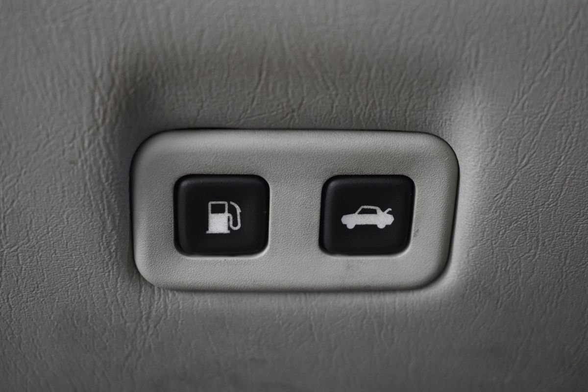 Used 2005 Cadillac XLR image 32