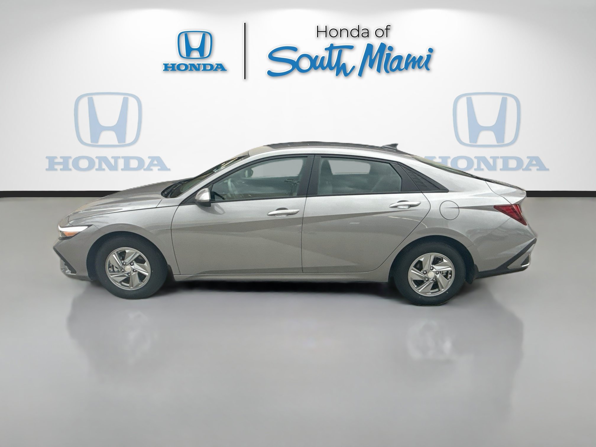 Used 2024 Hyundai Elantra SE FWD image 4