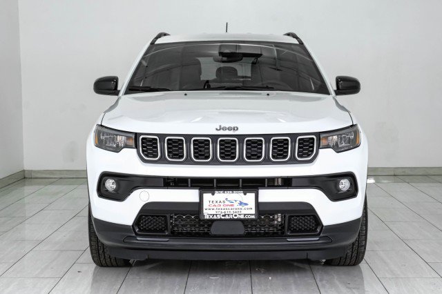 Used 2024 Jeep Compass Latitude AWD/4WD image 3