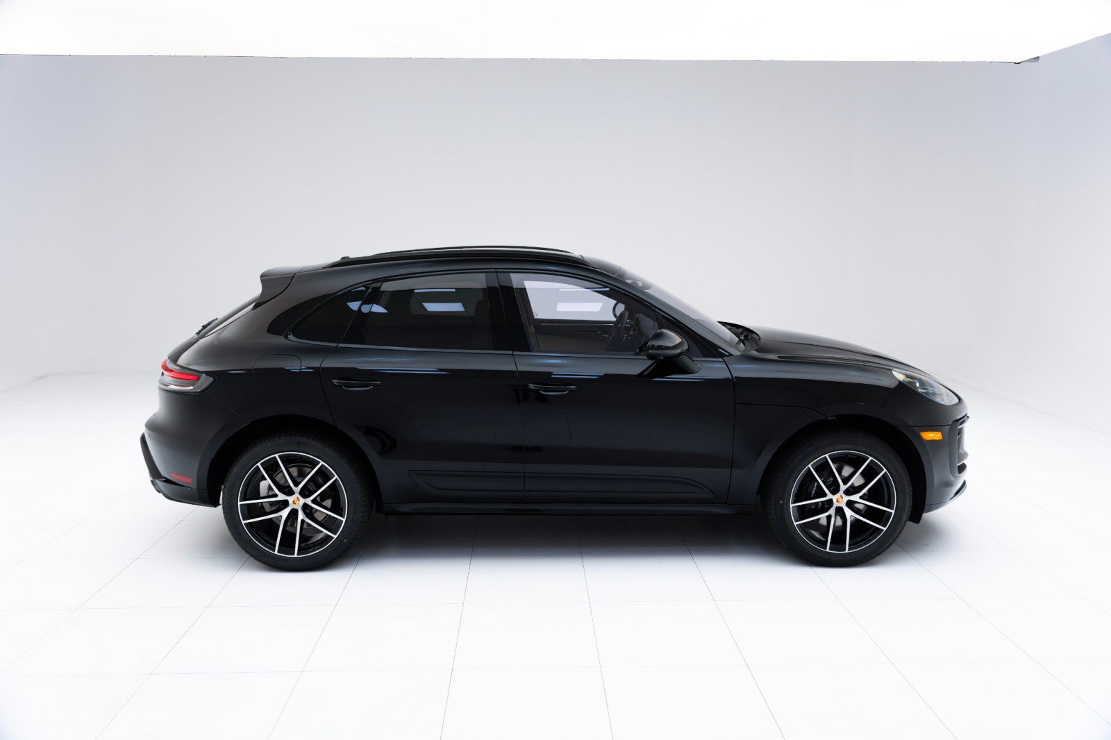Certified 2025 Porsche Macan AWD/4WD image 8