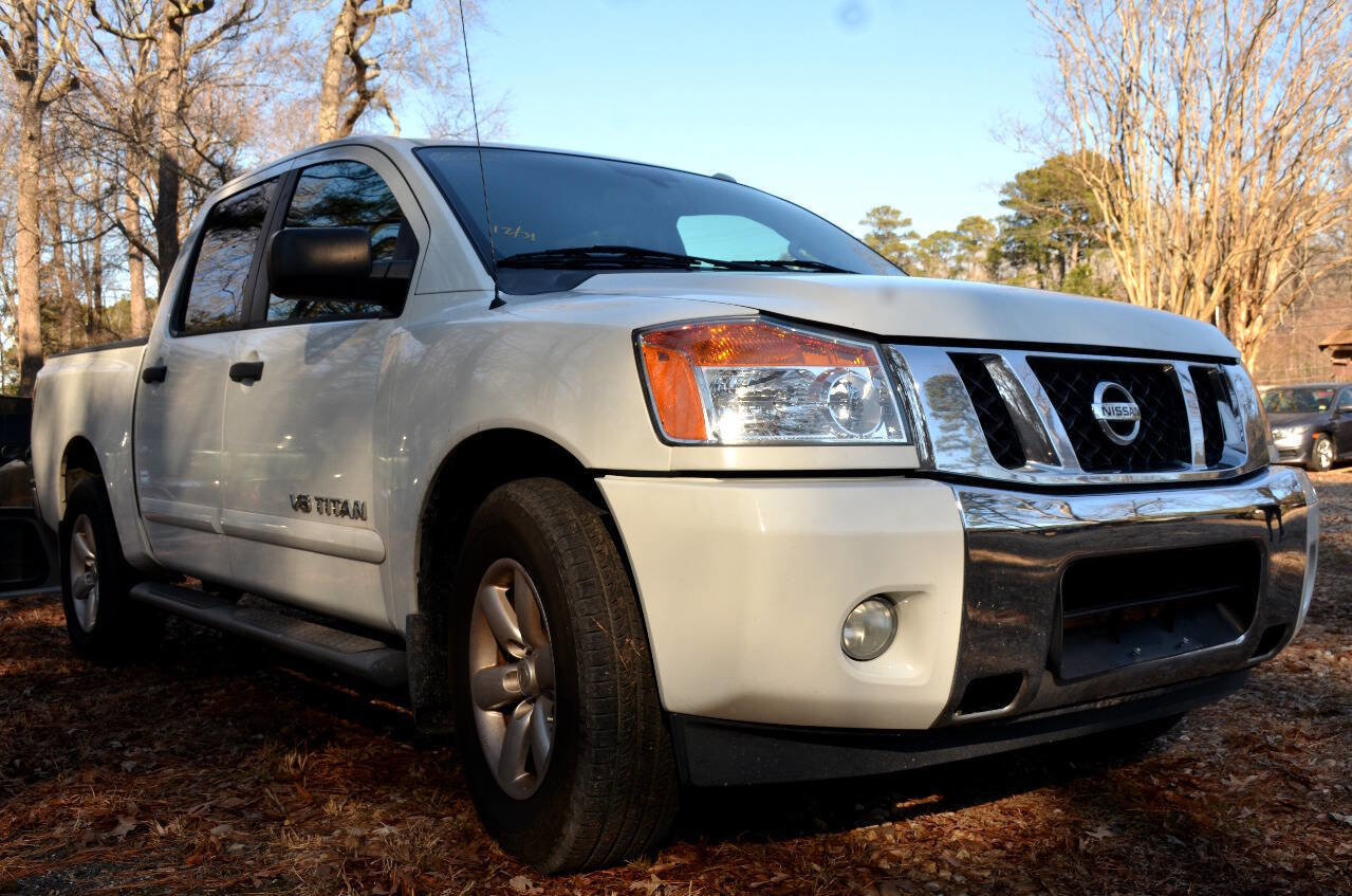 Used 2014 Nissan Titan SV w/ SV Value Truck Package image 9