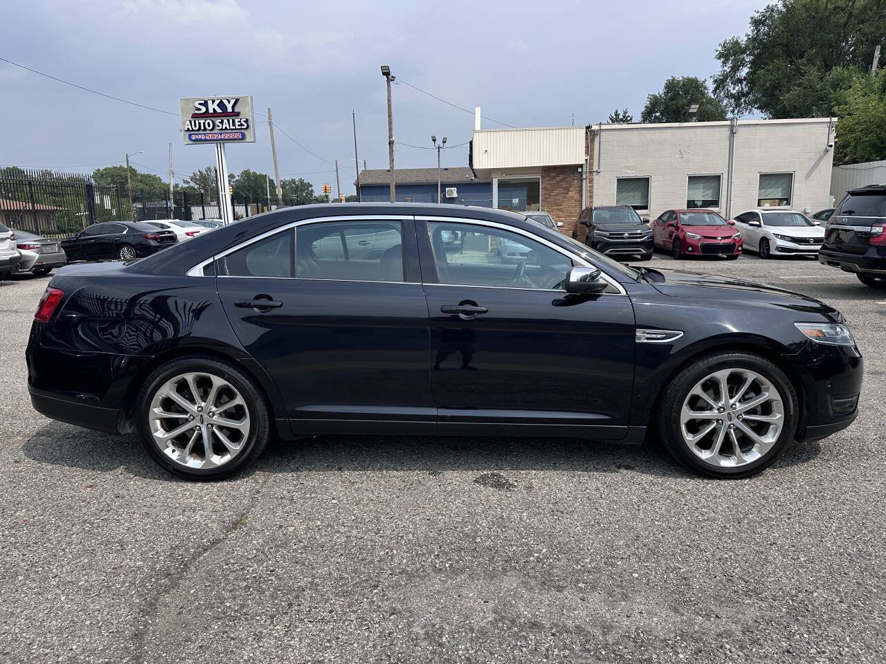Used 2019 Ford Taurus Limited w/ Driver Assist Package FWD image 4
