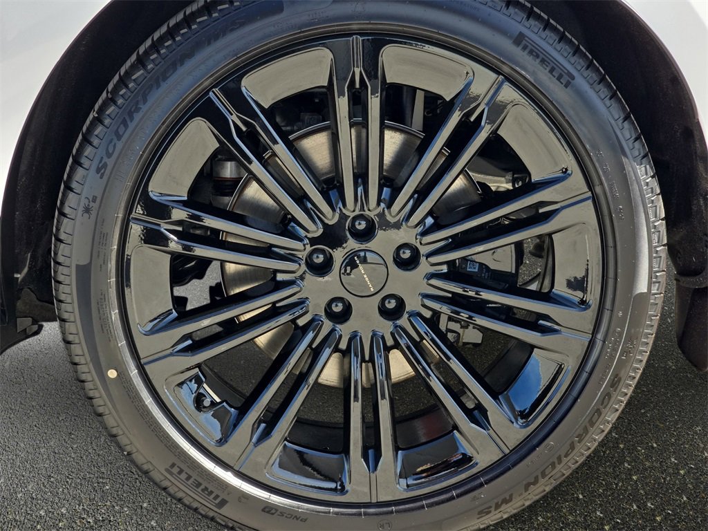 New 2026 Land Rover Range Rover Long Wheelbase SE image 36