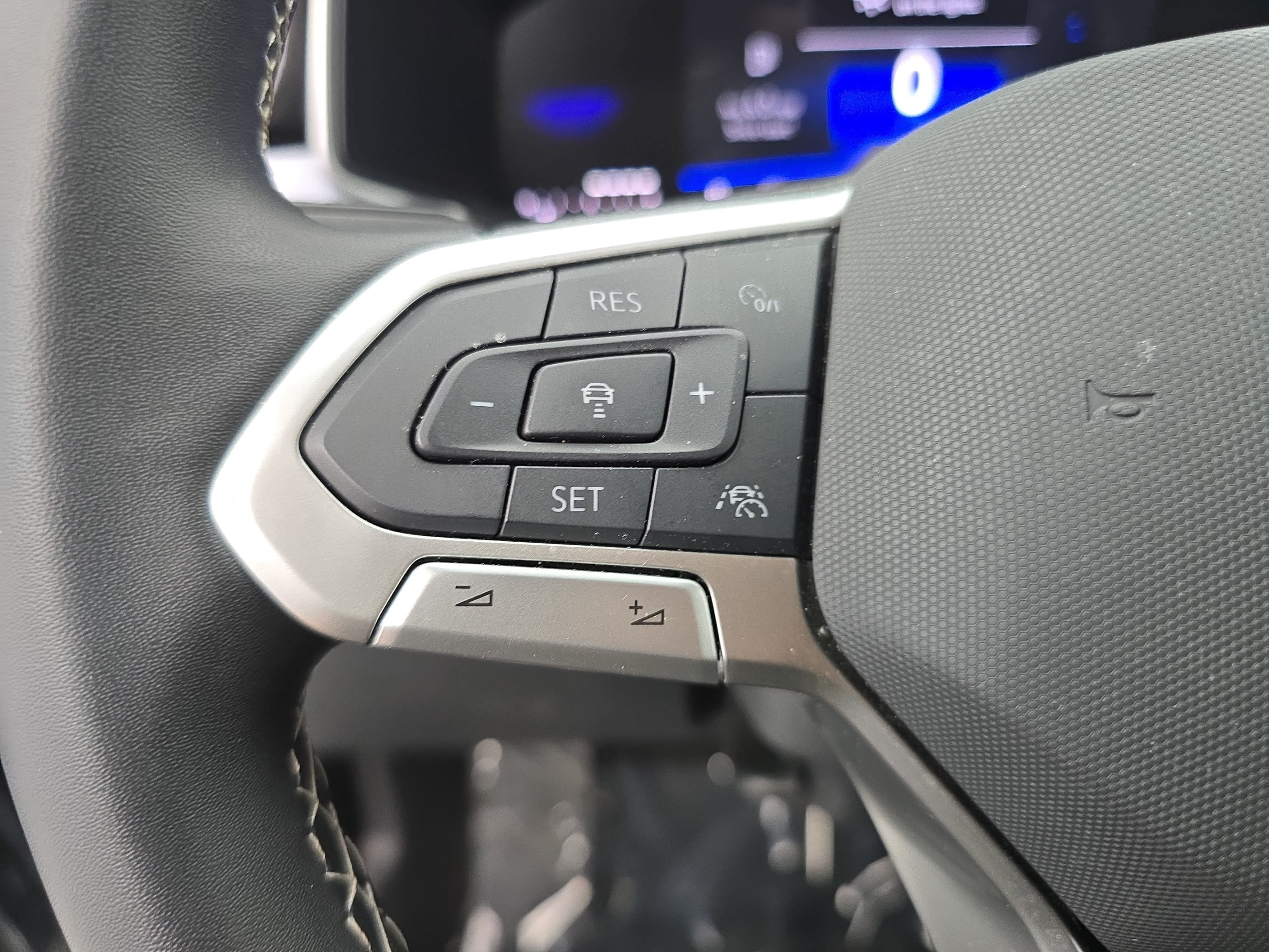 Certified 2025 Volkswagen Taos SE FWD image 16