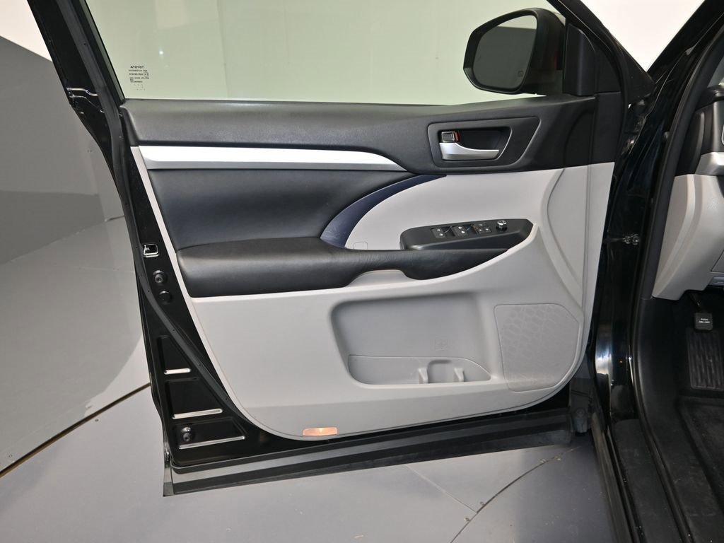 Used 2017 Toyota Highlander image 10