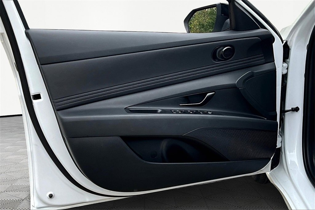 Certified 2025 Hyundai Elantra Sport image 23