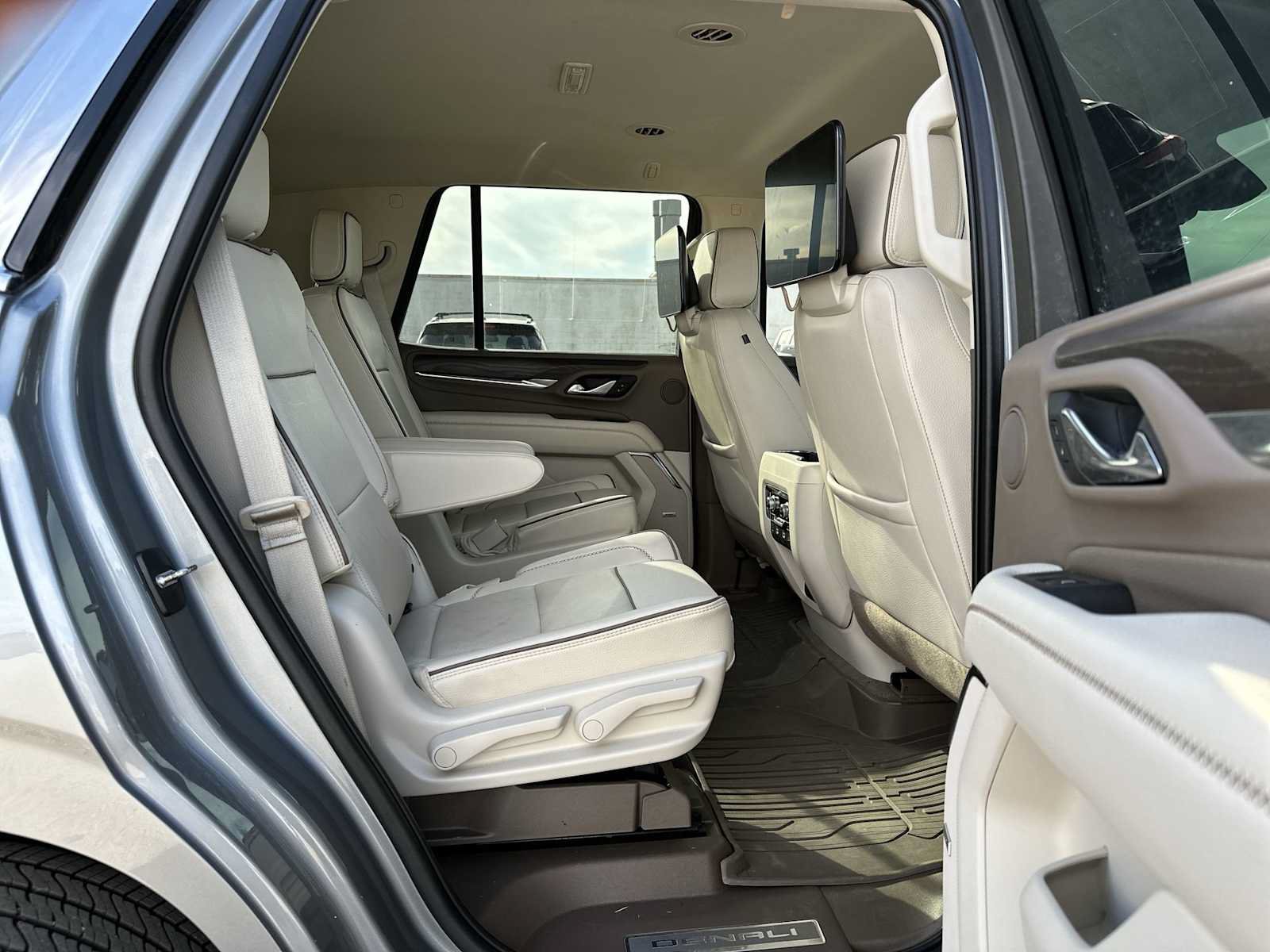Used 2023 GMC Yukon Denali w/ Advanced Technology Package AWD/4WD image 21