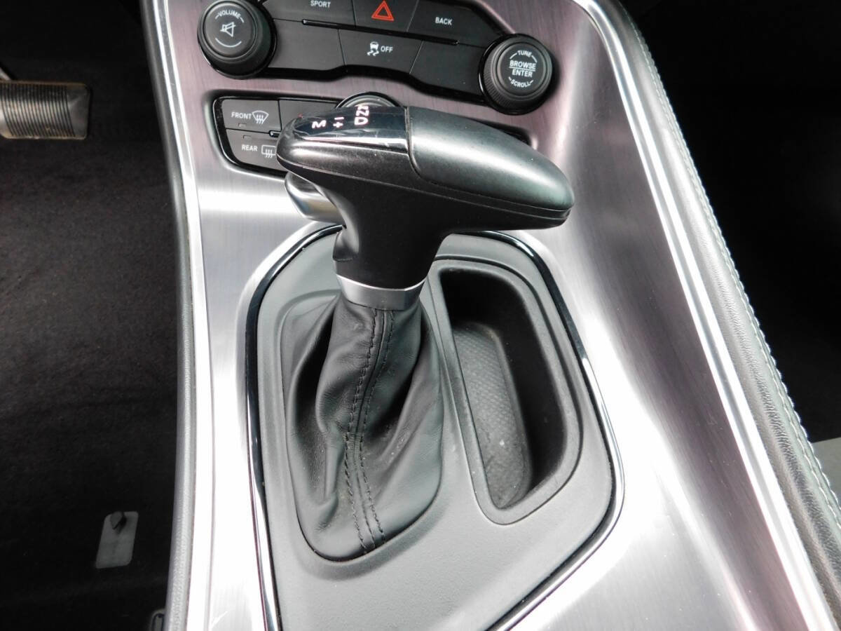 Used 2015 Dodge Challenger SXT image 16