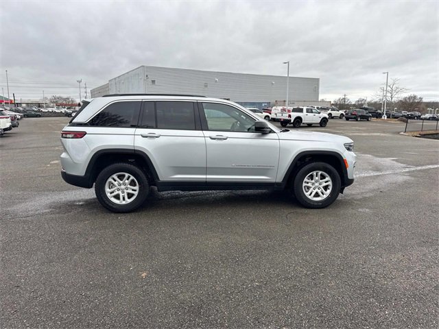 Used 2024 Jeep Grand Cherokee Laredo image 3