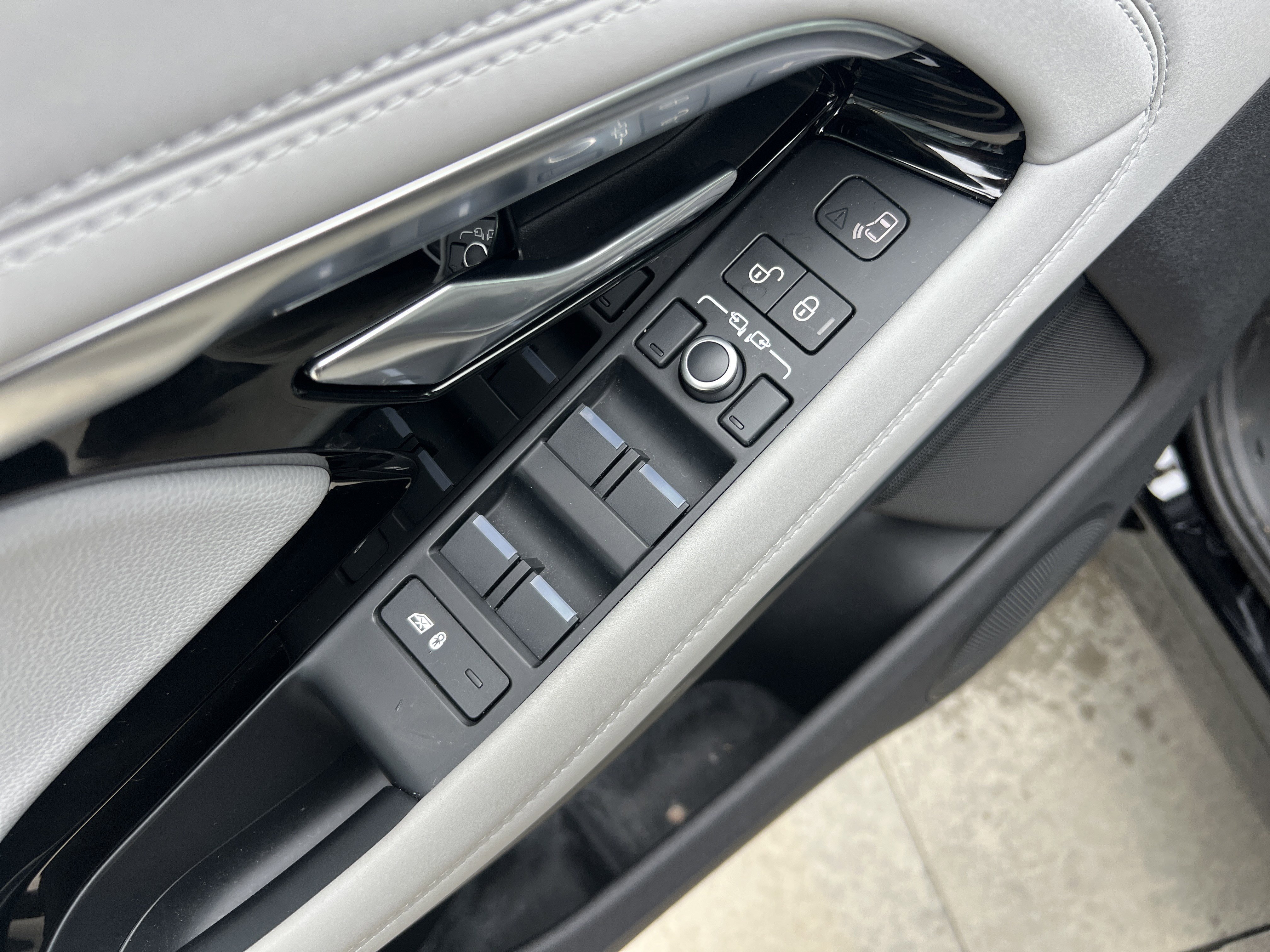 Used 2020 Land Rover Range Rover Evoque SE image 15