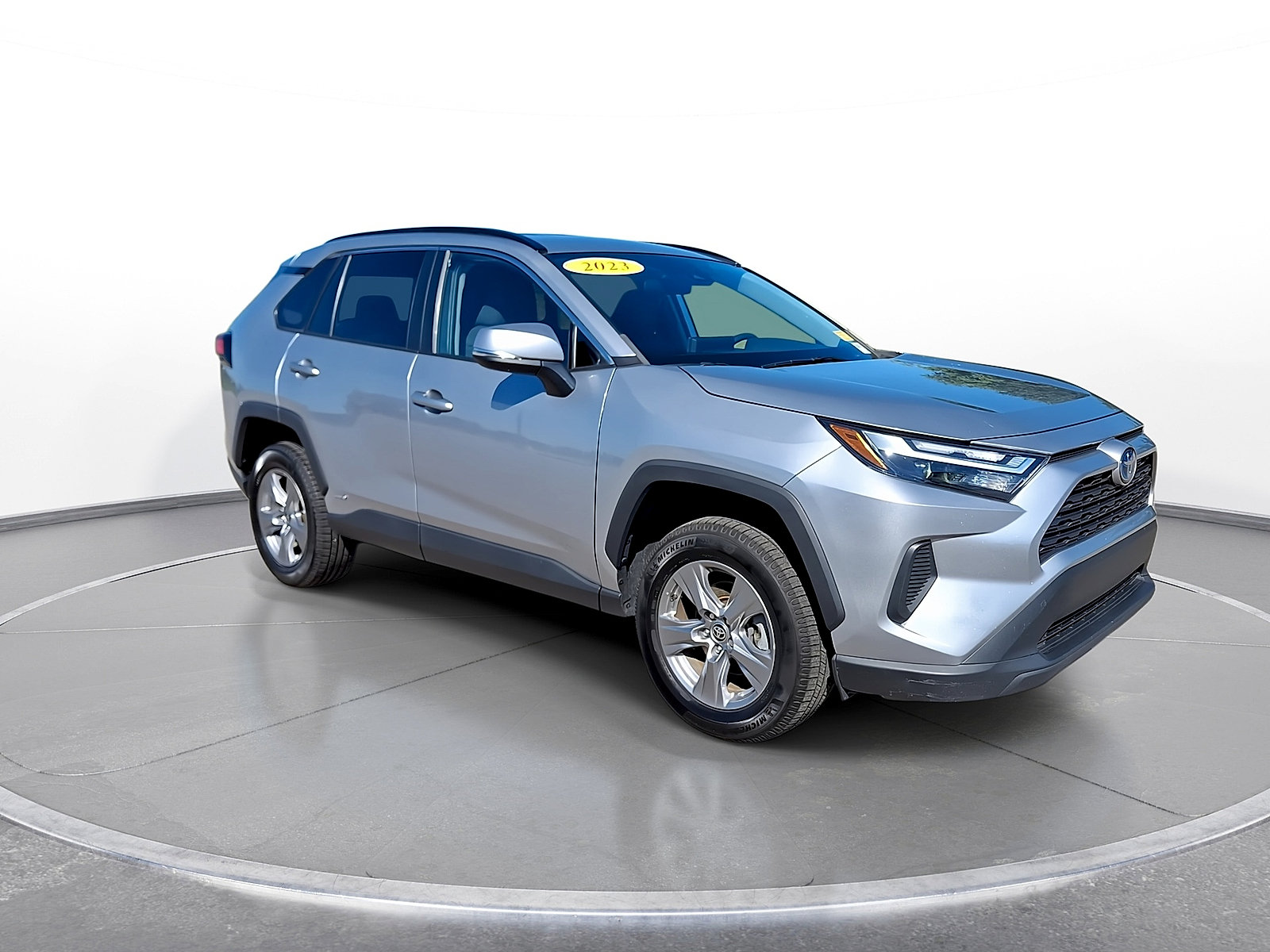 Used 2023 Toyota RAV4 XLE AWD/4WD image 2