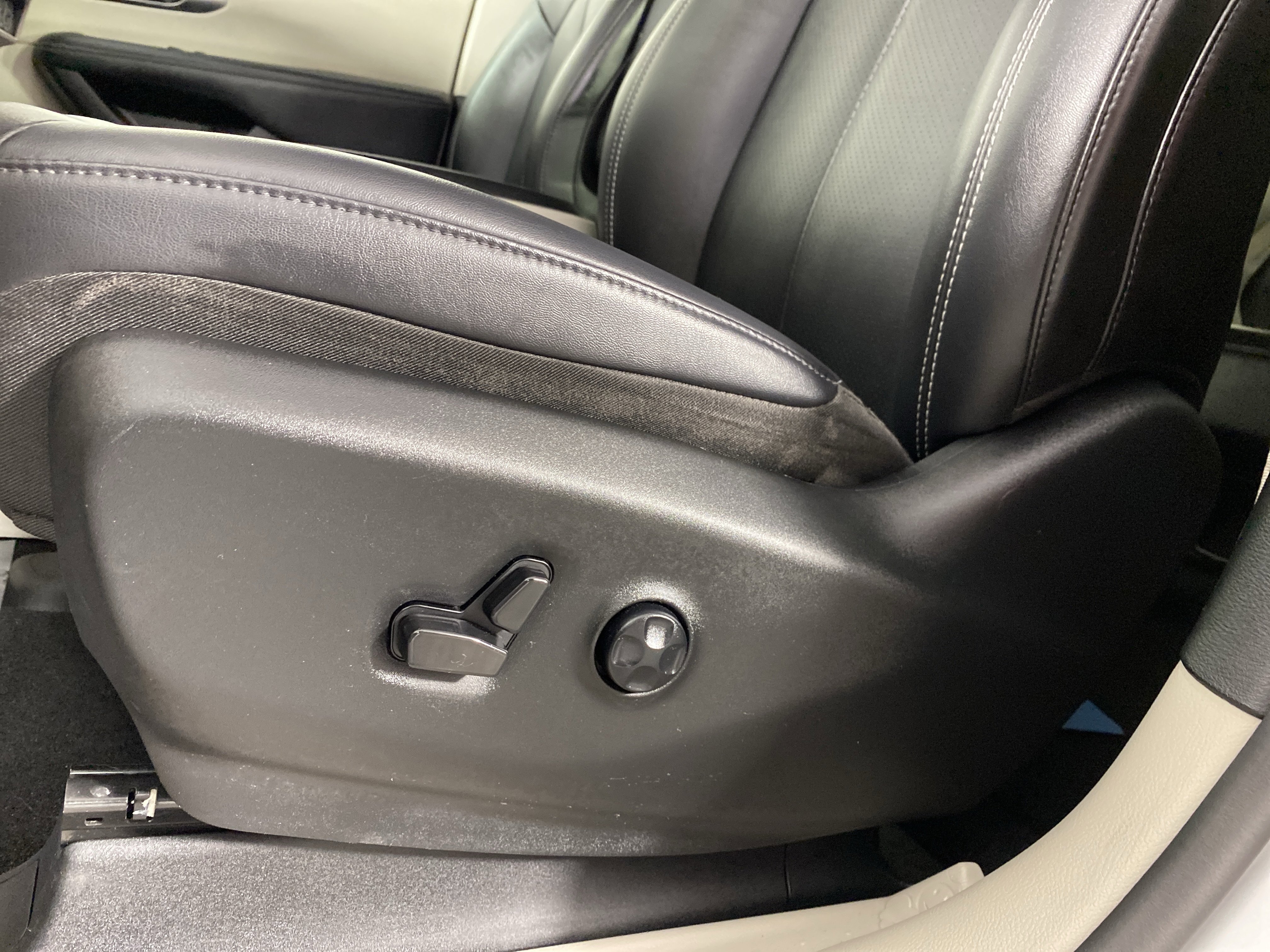 Used 2024 Chrysler Pacifica Touring-L image 17