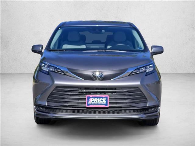 Used 2026 Toyota Sienna LE AWD/4WD image 2