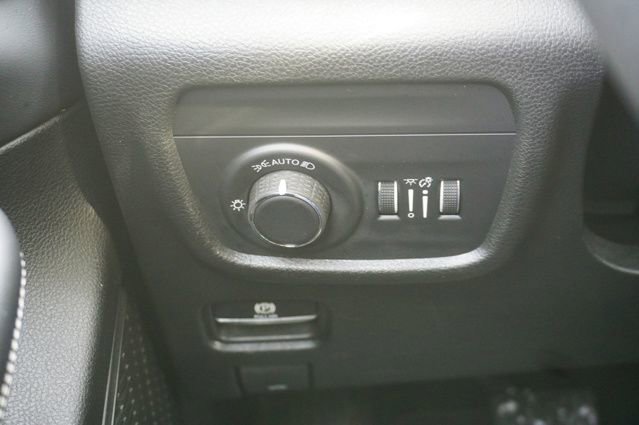 Used 2023 Jeep Grand Cherokee Altitude image 25