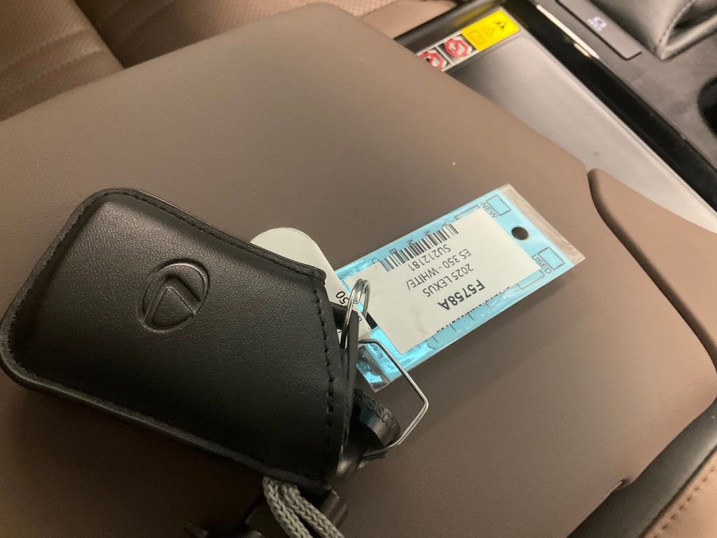 Used 2025 Lexus ES 350 Luxury w/ Accessory Package (Z1) image 32