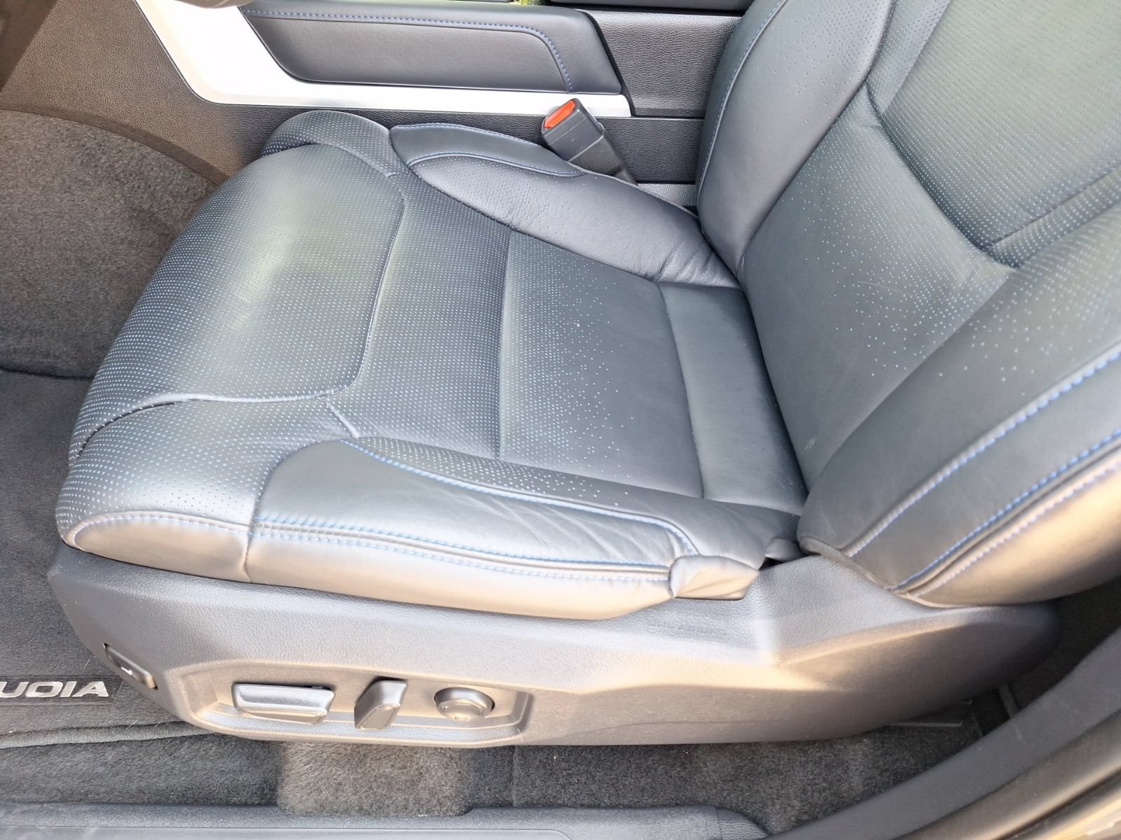 Used 2025 Toyota Sequoia Platinum AWD/4WD image 16