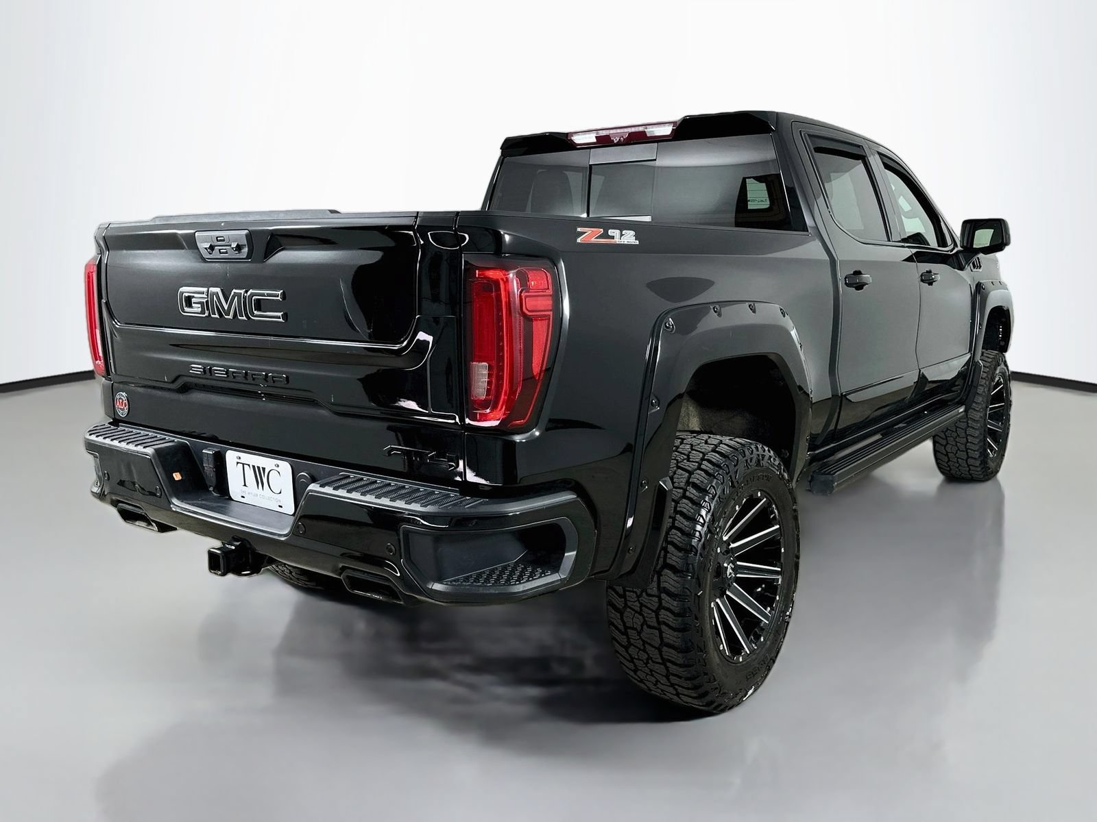 Used 2023 GMC Sierra 1500 AT4 w/ AT4 Premium Package AWD/4WD image 5