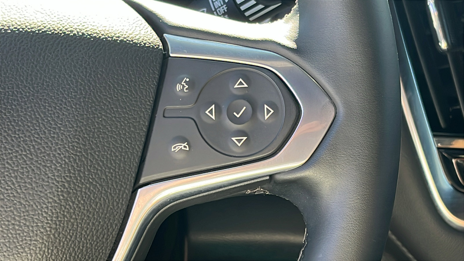 Used 2023 Chevrolet Traverse LT image 18