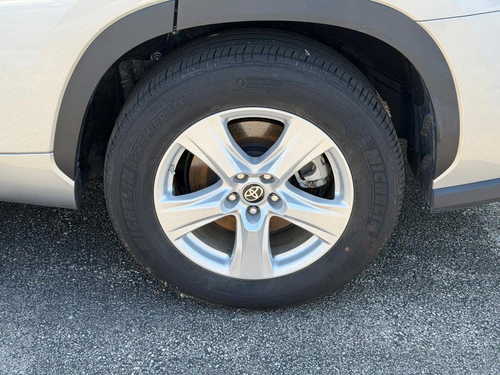 Used 2024 Toyota Highlander LE FWD image 7
