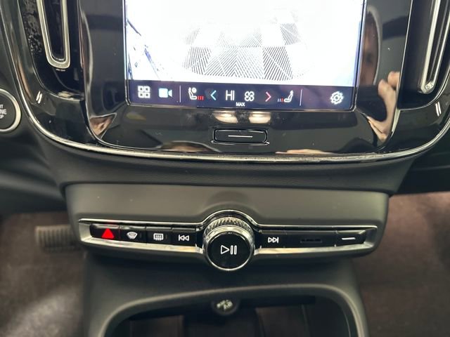 Used 2025 Volvo XC40 B5 Core image 22