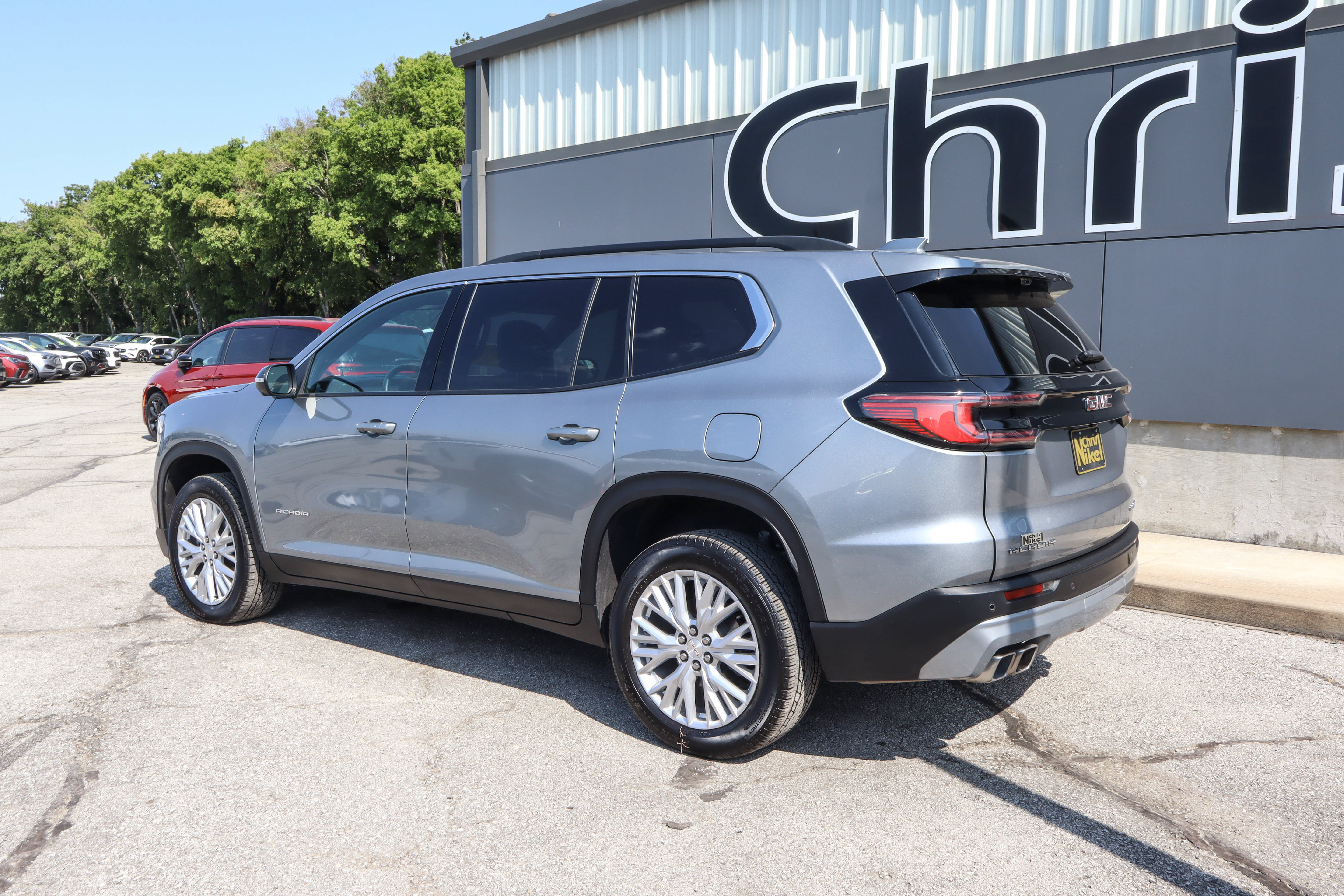 Used 2026 GMC Acadia Elevation w/ Elevation Premium Package FWD image 12