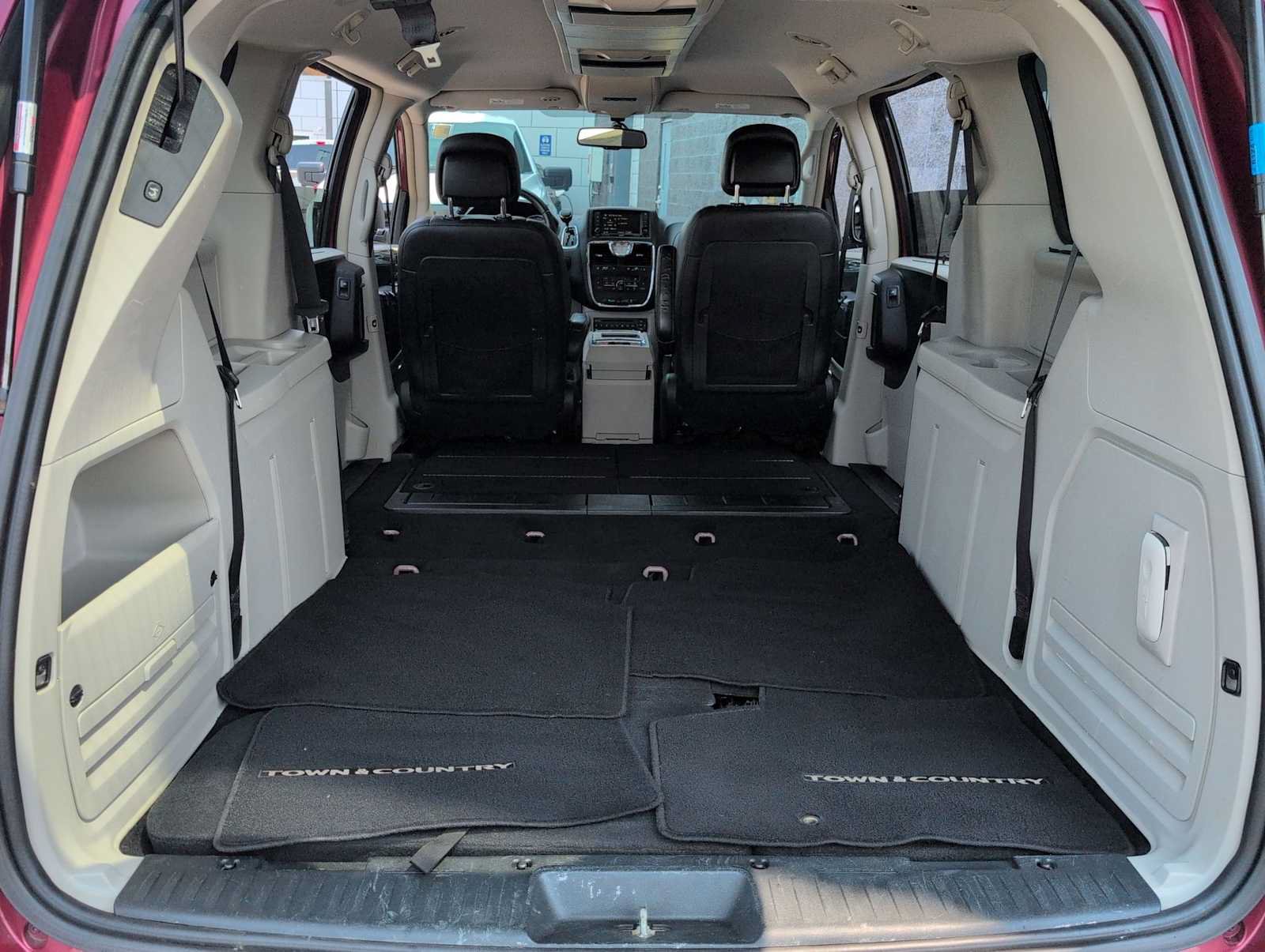 Used 2011 Chrysler Town & Country Touring-L w/ Entertainment Group #2 FWD image 27