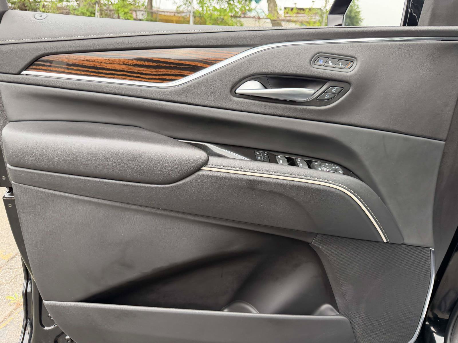 Used 2023 Cadillac Escalade Premium Luxury AWD/4WD image 19