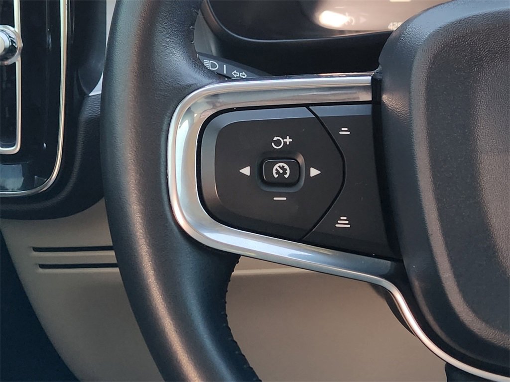 Used 2020 Volvo XC40 T5 Momentum w/ Protection Package Premier image 27