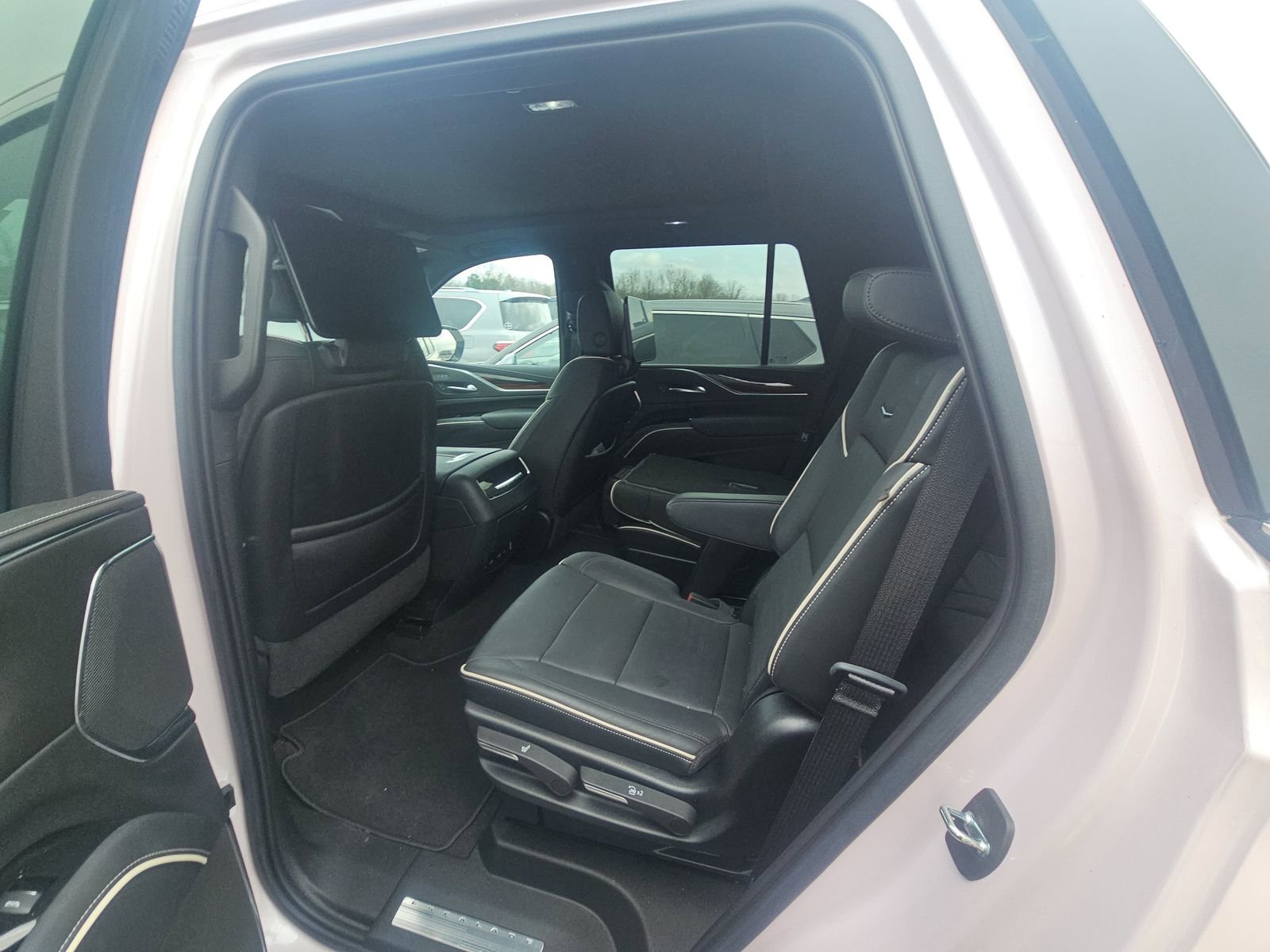 Used 2022 Cadillac Escalade Premium Luxury AWD/4WD image 13