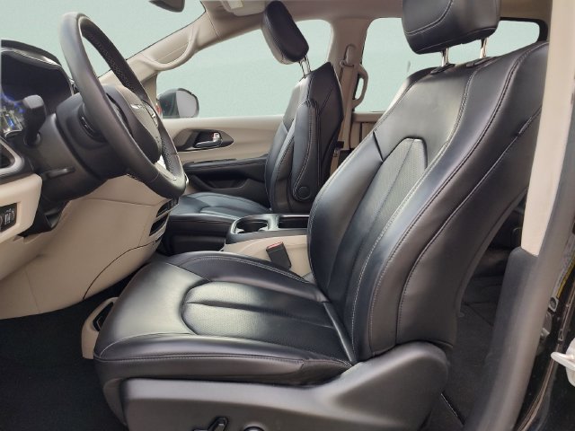 Used 2023 Chrysler Pacifica Touring-L FWD image 27