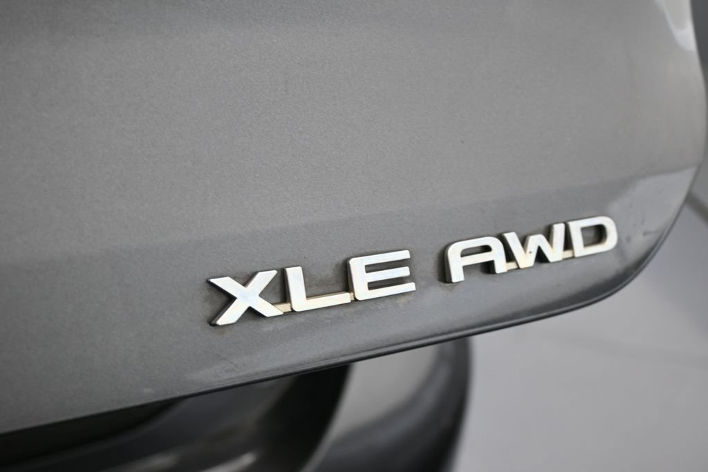 Used 2022 Toyota Highlander XLE AWD/4WD image 36