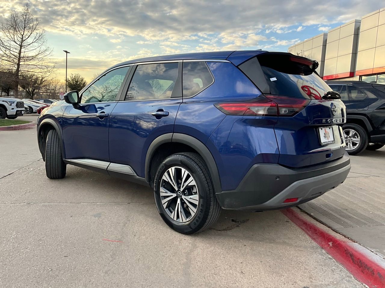 Used 2023 Nissan Rogue SV image 8